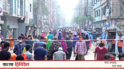 কাজে যোগ দিতে আসা পোশাক শ্রমিক 