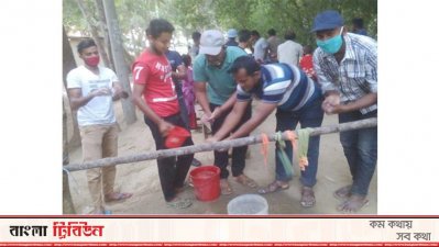 ব্যারিকেড দিয়ে সাবান দিয়ে হাত ধোয়ার ব্যবস্থা রেখেছেন গ্রামবাসী। 