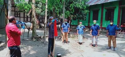 লাল নিশানা টানিয়ে দেওয়া হচ্ছে
