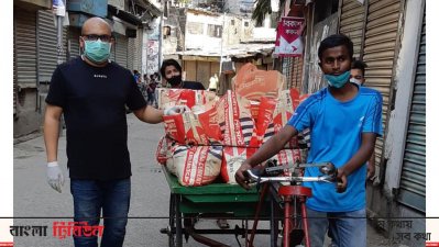 খাদ্যদ্রব্য নিয়ে যাচ্ছেন আইনজীবী ইমতিয়াজ আহমেদ
