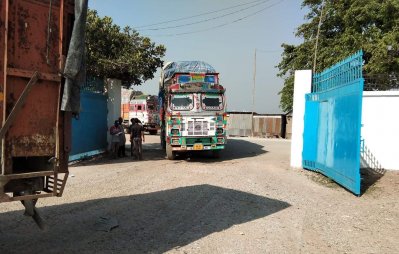 পাটবীজ নিয়ে আসা ভারতীয় ট্রাক