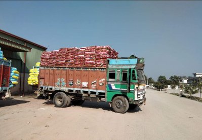 পাটবীজ নিয়ে আসা ভারতীয় ট্রাক