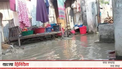 খুলনা সিটি করপোরেশনে স্লুইস গেট খুলে রাখায় কিছু এলাকার বাড়ি ঘরে ঢুকে গেছে খালে ঢোকা জোয়ারের পানি