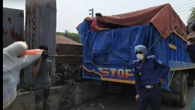 লবণের ট্রাকে লুকিয়ে ঢাকা ও নারায়ণগঞ্জ থেকে ফেরার সময় ধরা