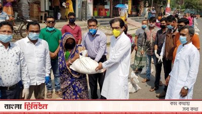 যশোর শহরে দুস্থদের খাদ্য সহায়তা দিচ্ছেন স্থানীয় সংসদ সদস্য কাজী নাবিল আহমেদ।
