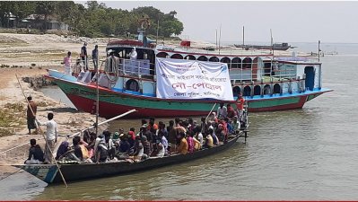 নৌকার এই শ্রমিকদের ফিরিয়ে দেওয়া হয়