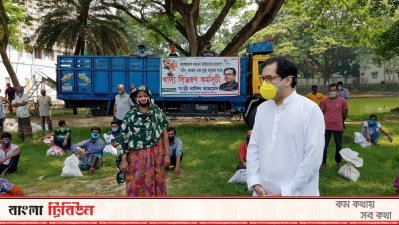 যশোরে দুস্থদের খাদ্য সহায়তা দেন স্থানীয় সংসদ সদস্য কাজী নাবিল আহমেদ।