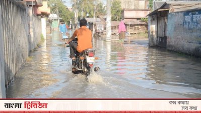 স্লুইস গেট খোলায় পানি উঠেছে কিছ বড় সড়কেও