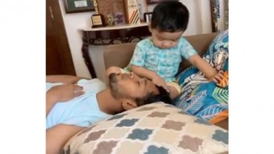 ছেলে মায়ানের সঙ্গে মুশফিক। 