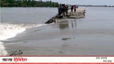 বেড়িবাঁধ ভেঙে লোকালয়ে পানি ঢুকছে
