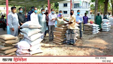 চাষিদের মাঝে বীজ ও সার বিতরণ করছেন দিনাজপুর-১ আসনের সংসদ সদস্য মনোরঞ্জন শীল গোপাল