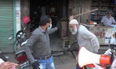 জনগণকে লাঠিপেটা করছেন কাউন্সিলর আমিন