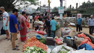 রাঙামাটিতে করোনাকালীন বাজার বসছে আলফেসানি স্কুলে