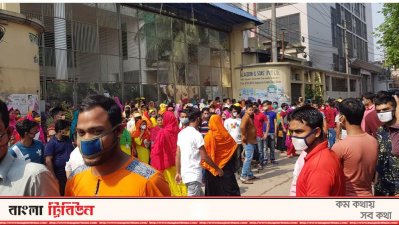 কারখানার প্রধান ফটকের সামনে শ্রমিকদের বিক্ষোভ