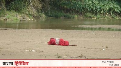 ১২ দিন ধরে নদীর মধ্যে নারী, ভারত বা বাংলাদেশে পুনর্বাসনের দাবি