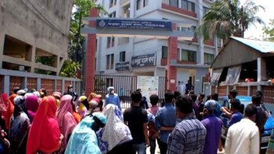 বকেয়া বেতনের দাবিতে থানার সামনে গার্মেন্ট শ্রমিকদের বিক্ষোভ