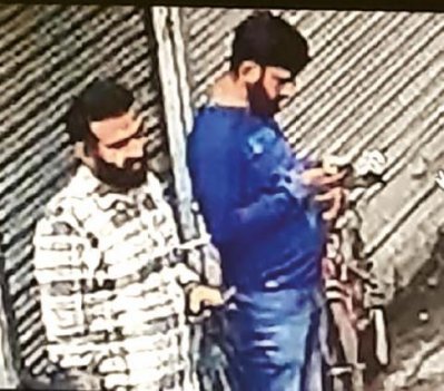 সিসিটিভি ফুটেজে মাজেদকে অনুসরণকারী চার তরুণের ২ জন। ছবি: বর্তমান পত্রিকা