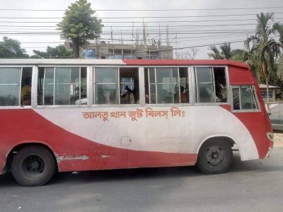 বাসে করে আসছে লোকজন