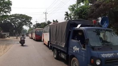 বাসে করে আসছে লোকজন