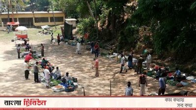 সামাজিক দূরত্ব নিশ্চিতে স্কুলের মাঠে বাজার