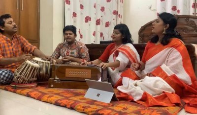 ঘরে গান গেযে দিন শুরু করলেন সাদিয়া নাসরিন পরিবার