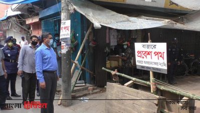 একমুখী প্রবেশ পথের সাইনবোর্ড ঝুলিয়ে রেখেছে পুলিশ