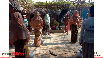 সামাজিক দূরত্ব বজায় রেখে পানি নিচ্ছেন রোহি্ঙ্গা নারীরা