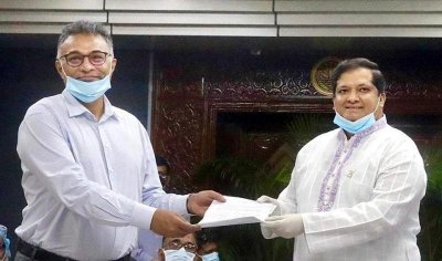 প্রধানমন্ত্রীর ত্রাণ তহবিলে ক্রীড়া প্রতিমন্ত্রী জাহিদ আহসান রাসেল (ডানে) দিয়েছেন এক মাসের বেতন