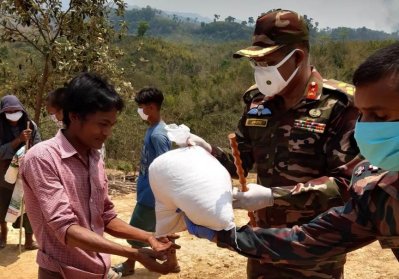 ক্ষুদ্র নৃ-গোষ্ঠীর ৩৬০ পরিবারের কাছে ত্রাণ পৌঁছে দিলো সেনাবাহিনী