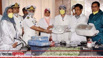 হাসপাতালের পরিচালকের কাছে নৌবাহিনী পরিবার কল্যাণ সংঘের প্রেসিডেন্ট ডা. আফরোজা আওরঙ্গজেব বিভিন্ন সামগ্রী তুলে দিচ্ছেন