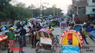 কুমিল্লার একটি রাস্তায় মানুষের ভিড়