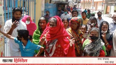 লকডাউনেও জনসমাগম, মানা হচ্ছে না স্বাস্থ্যবিধি