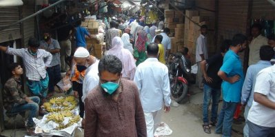 লকডাউনেও জনসমাগম, মানা হচ্ছে না স্বাস্থ্যবিধি