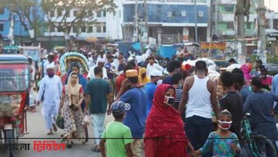 কমিল্লার একটি রাস্তায় মানুষের ভিড়