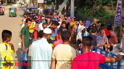 সামাজিক দূরত্ব মানছে না মানুষ