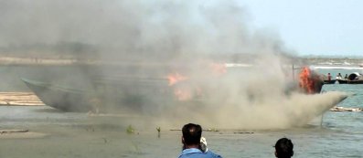 করোনা আক্রান্ত যাত্রী পরিবহনের অভিযোগে নৌকায় আগুন