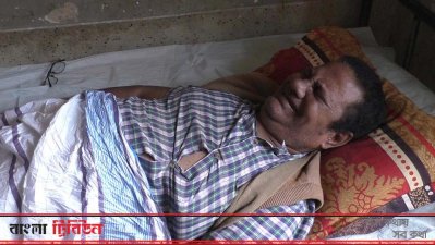 ঝিনাইদহ সদর হাসপাতালের বেডে আশরাফুজ্জামান 