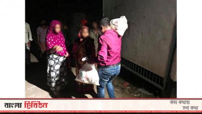 অসহায় প্রতিবেশীদের কাছে ত্রাণ পৌঁছে দিচ্ছেন নাজমুল