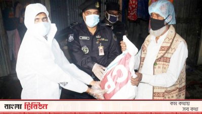 অসহায় কর্মহীন মানুষের বাড়িতে ত্রাণ পৌঁছে দিচ্ছে র‌্যাব