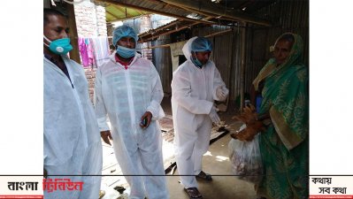 দরিদ্রদের মাঝে খাদ্যসামগ্রী পৌঁছে দেওয়া হচ্ছে