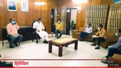 বৈঠকে স্বরাষ্ট্রমন্ত্রী আসাদুজ্জামান খান কামাল ও অন্যরা