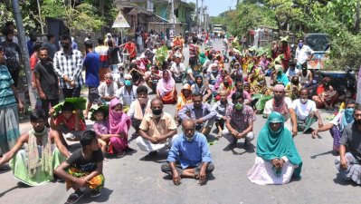 বরিশালে লকডাউন ভেঙে ত্রাণের দাবিতে সড়কে নিম্ন আয়ের মানুষ