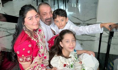 স্ত্রী ও সন্তানদের সঙ্গে সঞ্জয় দত্ত