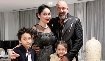 স্ত্রী ও সন্তানদের সঙ্গে সঞ্জয় দত্ত