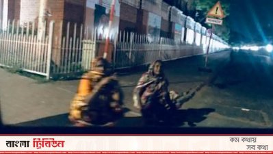 রাতের রাস্তায় বসে তারা অপেক্ষায় আছেন কখন মিলবে খাবার