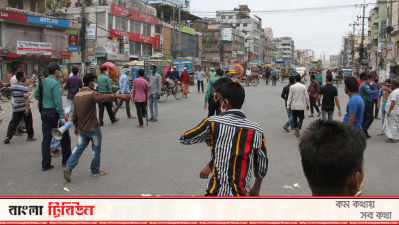 বকেয়া বেতনের দাবিতে সড়কে শ্রমিকরা