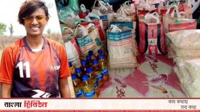 সাতক্ষীরায় ৭০ পরিবারকে খাদ্যসামগ্রী দিলেন ফুটবলার সাবিনা।
