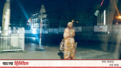 খাবারের সন্ধানে রাস্তায় ঘুরে বেড়াচ্ছেন একজন বৃদ্ধা