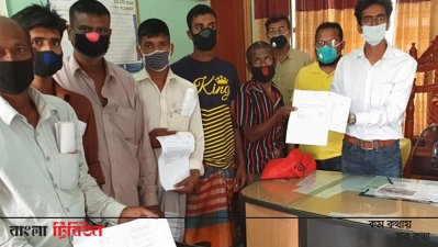 কৃষি কর্মকর্তার কাছ থেকে অনুমতি পত্র নিচ্ছেন কৃষকরা