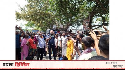 সিরাজগঞ্জে ত্রাণের দাবিতে মহাসড়ক অবরোধ করা মানুষদের ত্রাণ দেওয়ার আশ্বাস দিচ্ছে পুলিশ